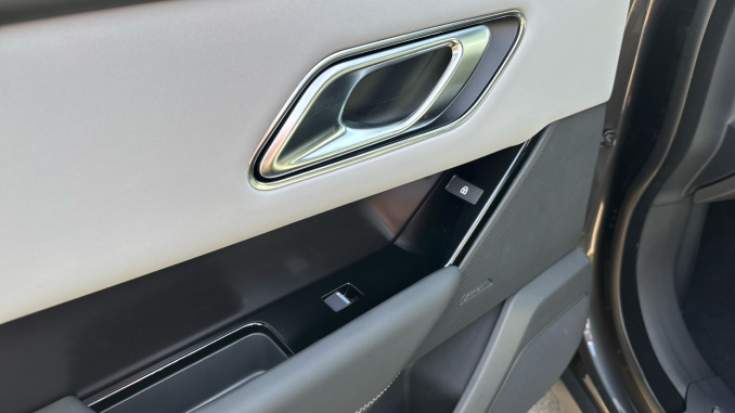 Land Rover Range Rover Velar 3.0 D300 MHEV Belgravia Edition Satin 5dr Auto Diesel Estate - Image 34